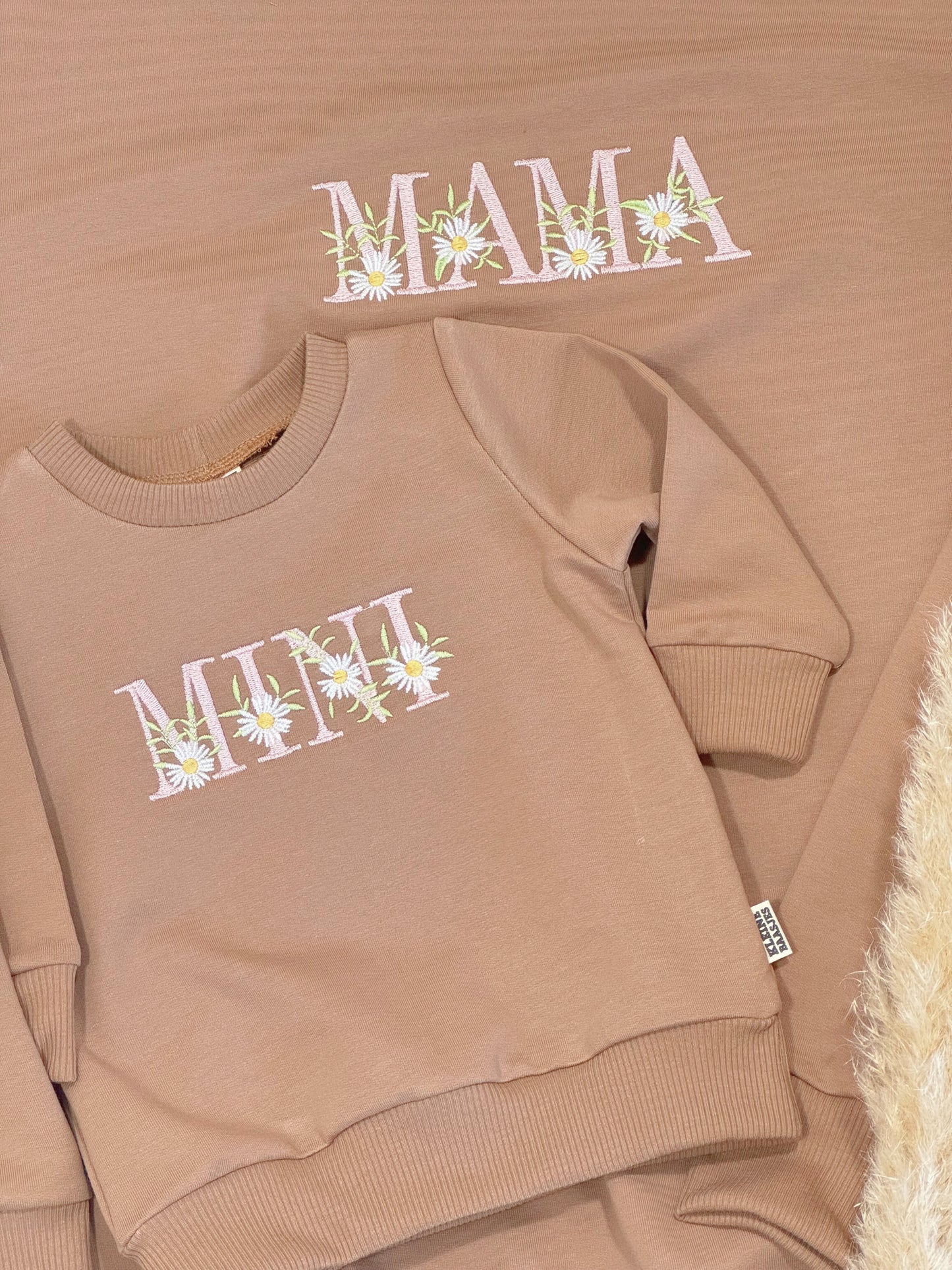 Geborduurde mama Sweater Cacao MAMA met bloemen