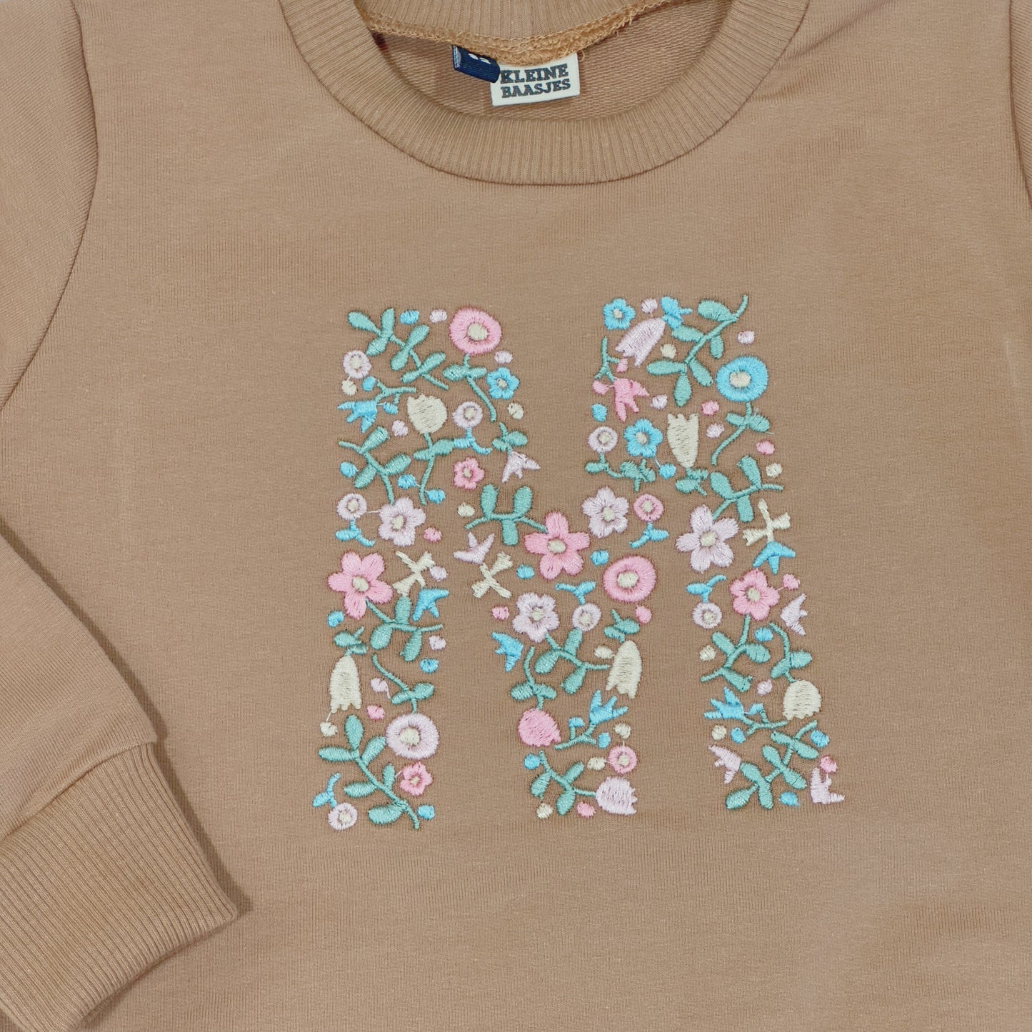Geborduurde Baby en Kids Sweater Cacoa met Bloemen Letter
