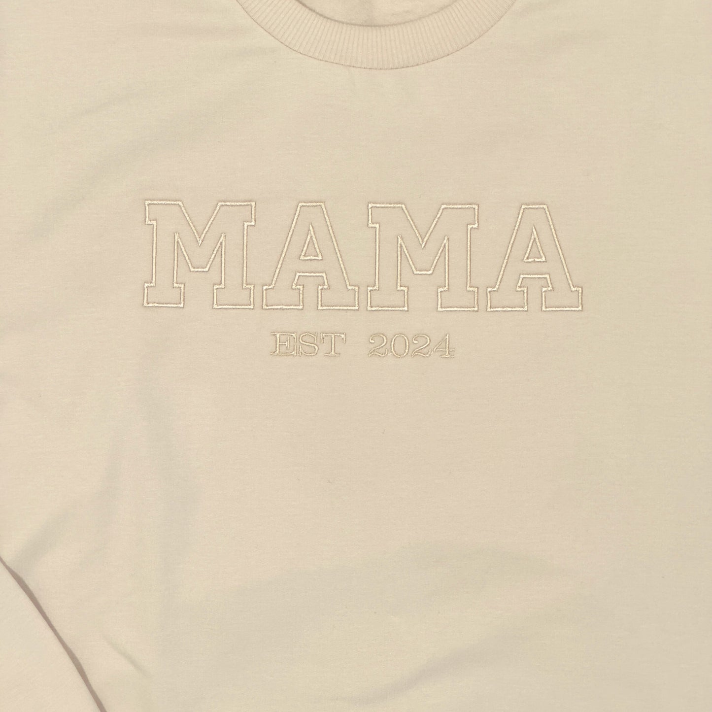 Geborduurde mama Sweater Beige college stijl -  MAMA met jaartal